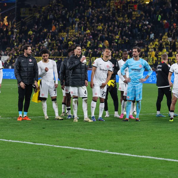  Enttäuschte Gesichter bei der Eintracht nach der 1:3-Niederlage in Dortmund. Mit etwas mehr Mut und Konsequenz wäre auch gegen den BVB mehr drin gewesen. (Foto: imago images / osnapix)