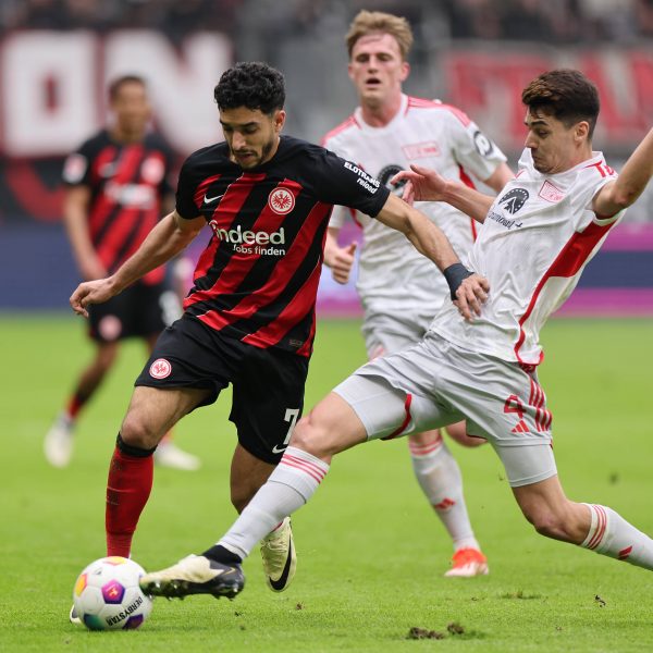  Ein umkämpftes Bundesliga-Spiel auf schlechtem Rasen. (Foto: IMAGO / HMB-Media)