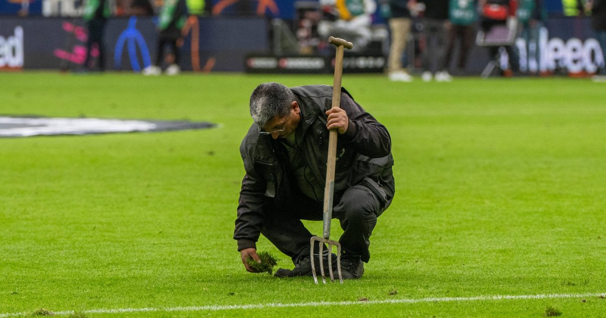  Das Frankfurter Geläuf stand zuletzt arg in der Kritik. Nun soll Frankfurt als erster Bundesligist einen Kunstrasen erhalten. (Bild: IMAGO / Matthias Koch)