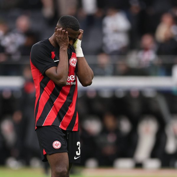  Ein Unentschieden, das auch die Spieler verzweifeln lässt. Dabei lies die Defensive um Willian Pacho kein Gegentor zu. (Foto: IMAGO / HMB-Media)