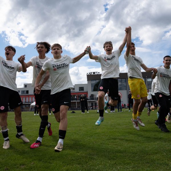 Der Nachwuchs der SGE feiert den Titelgewinn. (Foto: Eintracht Frankfurt)