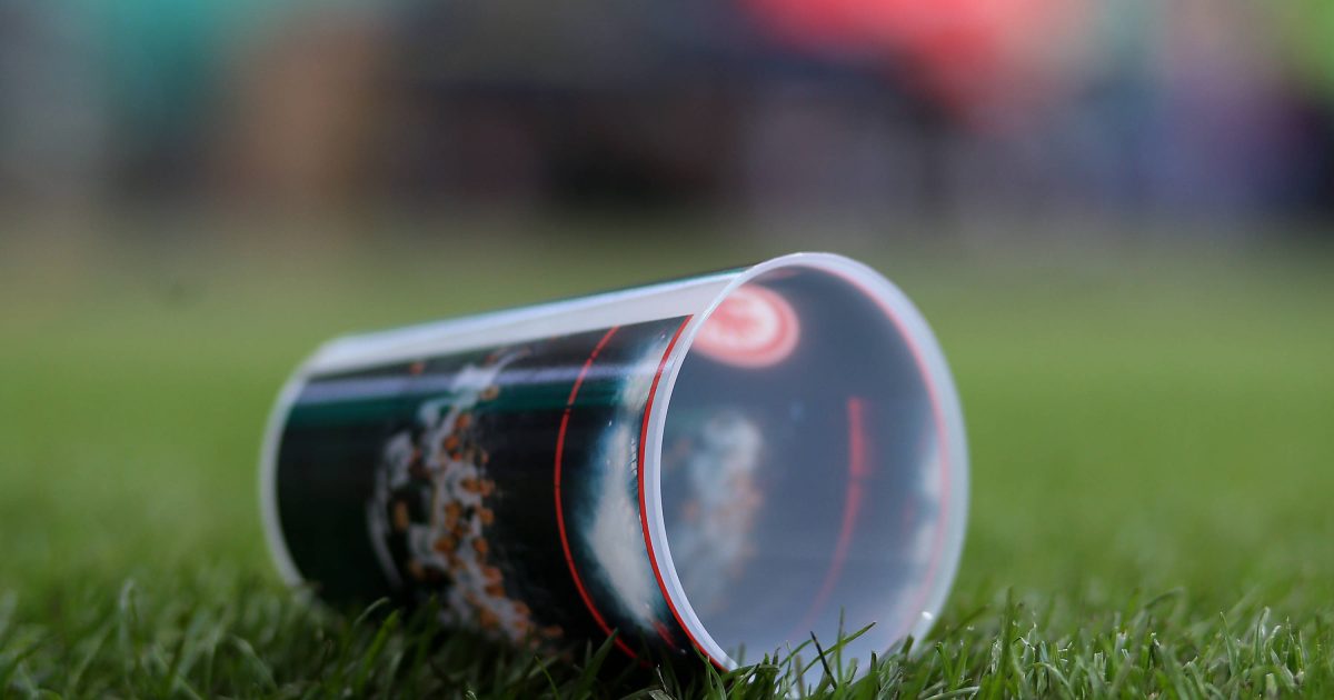  Eintracht Frankfurt bietet Schutzdeckel für Becher. (Foto: imago/MIS)