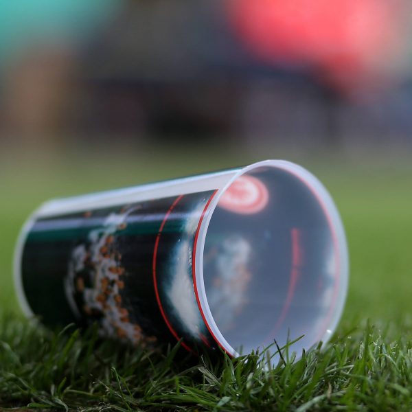  Eintracht Frankfurt bietet Schutzdeckel für Becher. (Foto: imago/MIS)