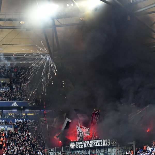  Die Eintracht-Fans prügelten sich mit Schalkern. (Foto: imago/Team2)