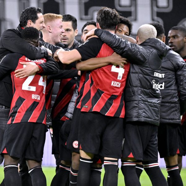  Die Mannschaft und Trainer Dino Toppmöller hatten auch gute Spiele in dieser Saison. (Foto: IMAGO / Laci Perenyi)