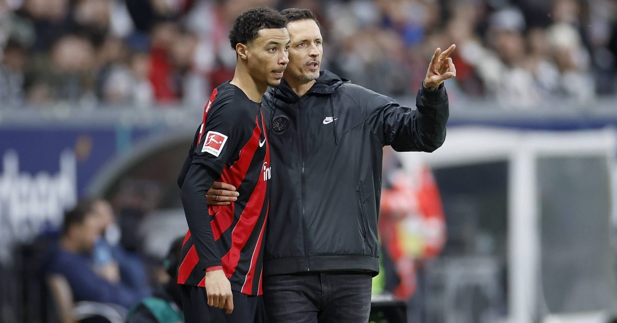 Hugo Ekitiké (li.) erhält Anweisungen von Dino Toppmöller (re.) vor seiner Einwechslung. (Foto: IMAGO / HMB-Media)