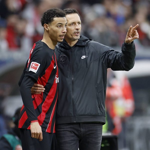  Hugo Ekitiké (li.) erhält Anweisungen von Dino Toppmöller (re.) vor seiner Einwechslung. (Foto: IMAGO / HMB-Media)
