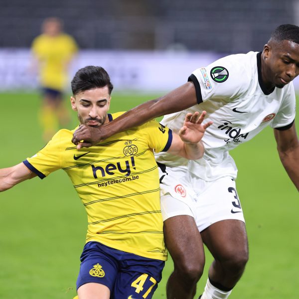  Mohammed Amoura (links) im Duell mit Frankfurts Willian Pacho. (Foto: imago/Isosport)