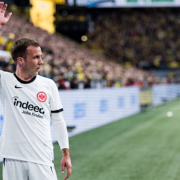  Mario Götze beim Ausführen einer Ecke: Klappt es beim nächsten Spiel mit dem Tor? (Foto: IMAGO / Beautiful Sports)