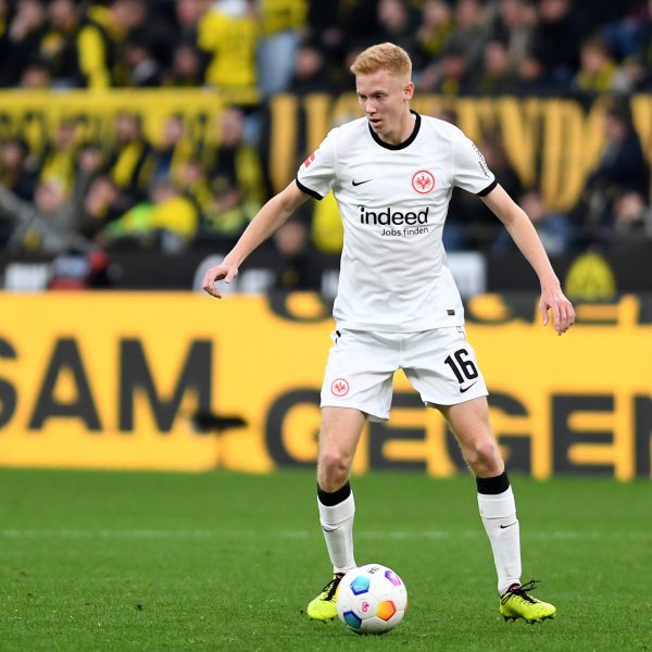  Hugo Larsson wird beim Auwärtsspiel in Stuttgart wieder in der Startformation stehen. (Foto: IMAGO / Treese)