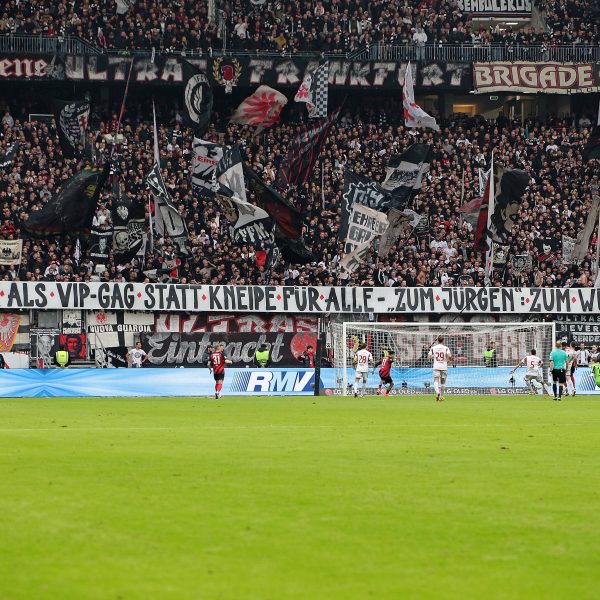  Die Fans der Eintracht kritisieren die Vereinsführung. (Foto: imago/Jan Huebner)