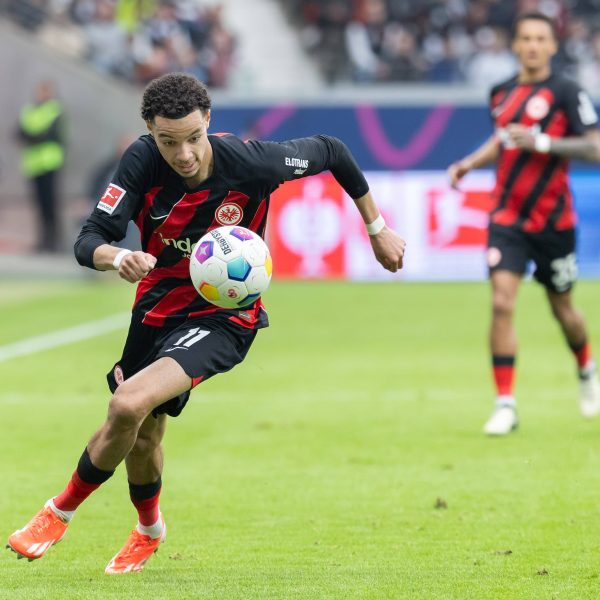  Hugo Ekitike wartet weiterhin auf sein erstes Tor für Eintracht Frankfurt. (Foto: IMAGO / Kessler-Sportfotografie)