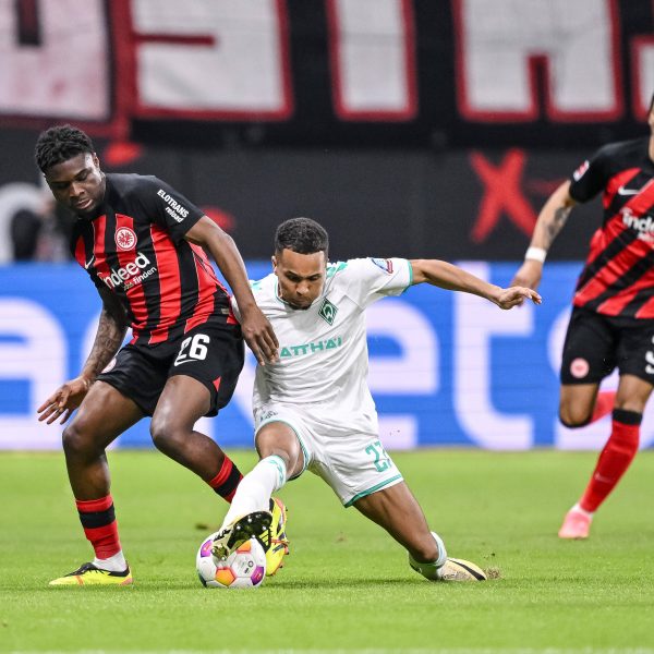  Junior Dina Ebimbe kämpft um den Ball. (Foto: imago/Langer)