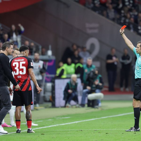  Robert Hartmann (rechts) entscheidet sich nach Videobeweis für eine glatte Rote Karte gegen Tuta (Foto: IMAGO / Kessler-Sportfotografie)