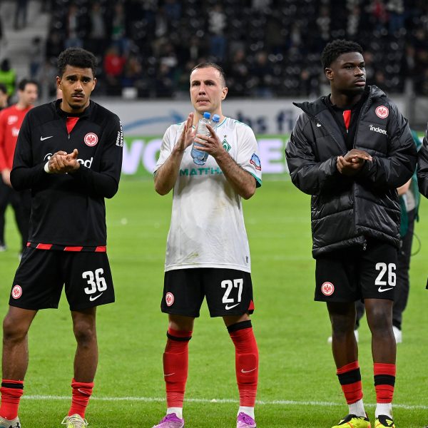  Die Eintracht-Spieler hadern mit dem Punkt gegen Bremen. (Foto: imago/Jan Huebner)