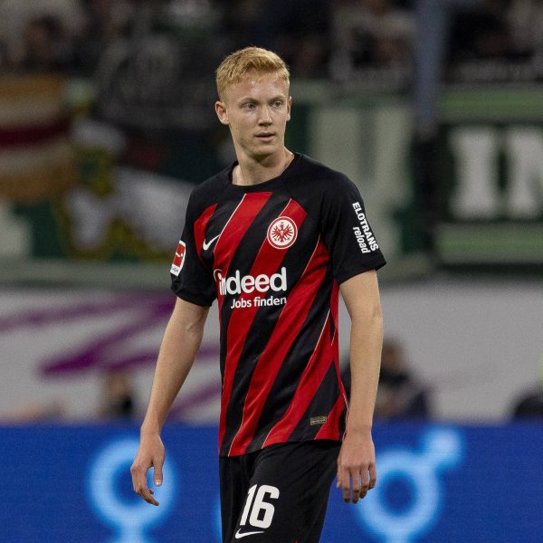  Hugo Larsson sieht seine Zukunft langfristig bei der Eintracht. (Foto: IMAGO / Beautiful Sports)