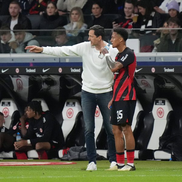  Tuta (rechts) bekam trotz Platzverweis Lob von seinem Trainer. (Foto: IMAGO / Nordphoto)