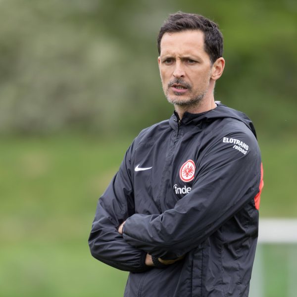  Dino Toppmöller bastelt noch an seiner Aufstellung. (Foto: IMAGO / Kessler-Sportfotografie)
