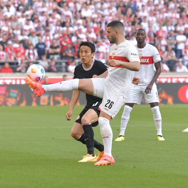  Deniz Undav im Duell mit Makoto Hasebe. (Foto: IMAGO / Jan Huebner)
