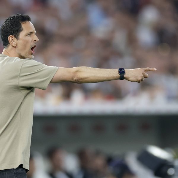  Dino Toppmöller zeigt es an: Am Freitag soll es für die SGE nur in eine Richtung gehen und zwar nach vorne. (Foto: IMAGO / HMB-Media)