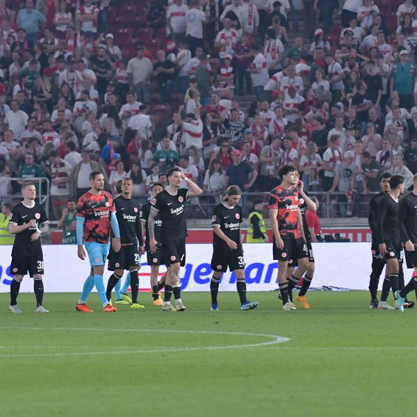  Pure Ratlosigkeit und Enttäuschung nach der erneut schwachen Vorstellung der Eintracht. Die Spieler wirkten nach Abpfiff zunehmend resignierend. (Foto: imago images / Jan Huebner)