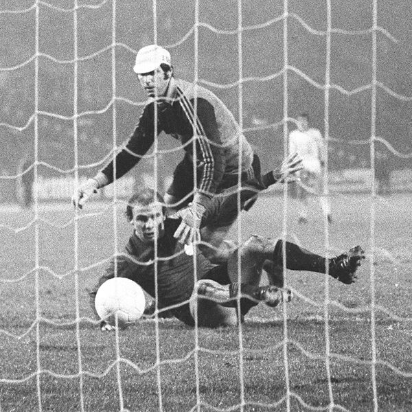  Schlitzohr Bernd Hölzenbein traf sogar im Sitzen das Tor. (Foto: imago/Sven Simon)