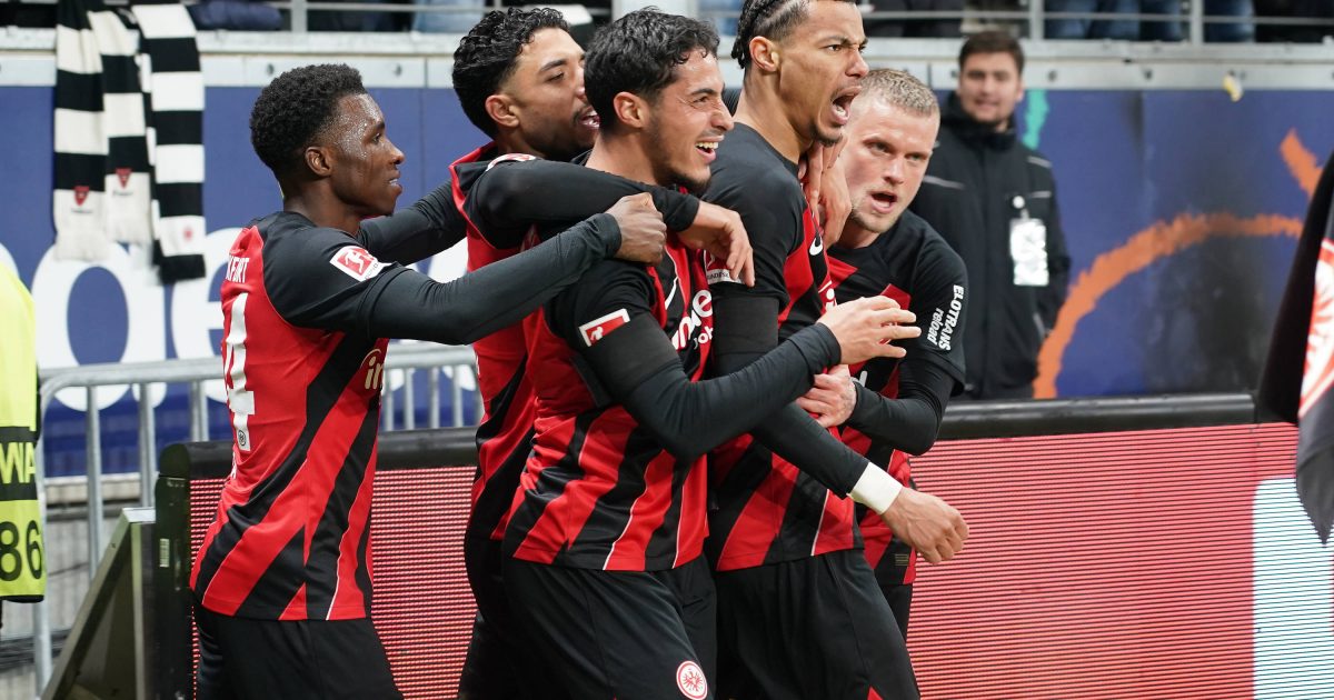  Die Frankfurter bejubeln das zwischenzeitliche 2:1 von Hugo Ekitiké. (Foto: IMAGO)