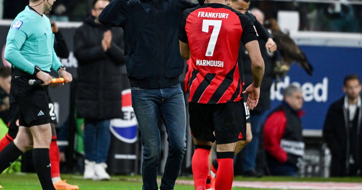  Nach Abpfiff klatscht Coach Toppmöller mit Torschützen Omar Marmoush ab. (Foto: IMAGO / Jan Huebner)