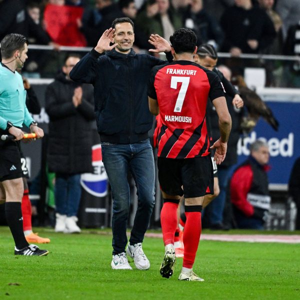  Nach Abpfiff klatscht Coach Toppmöller mit Torschützen Omar Marmoush ab. (Foto: IMAGO / Jan Huebner)