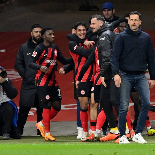 Eintracht-Trainer Dino Toppmöller rannte bei den beiden Treffern von Hugo Ekitike und Omar Marmoush mit zum Jubel an die Eckfahne. Ein demonstratives 