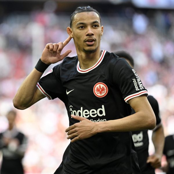  Mit einem schönen Schlenzer bescherte Ekitiké der Eintracht den Ausgleich. (Foto: IMAGO / Michael Weber)