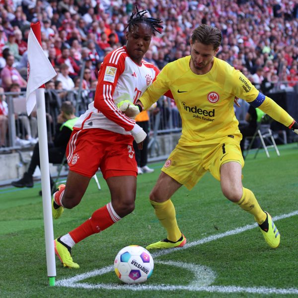  Kevin Trapp in ungewohnter Position. (Foto: imago/Revierfoto)