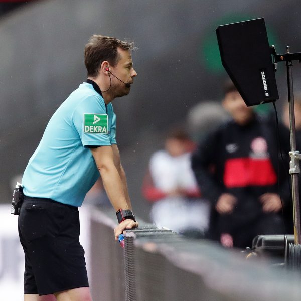  Seit mittlerweile sieben Jahren ein gewohntes Bild in den Fußballstadien: Schiedsrichter Markus Schmidt vor dem VAR-Monitor, um eine strittige Szene zu überprüfen. (Foto: Heiko Rhode)