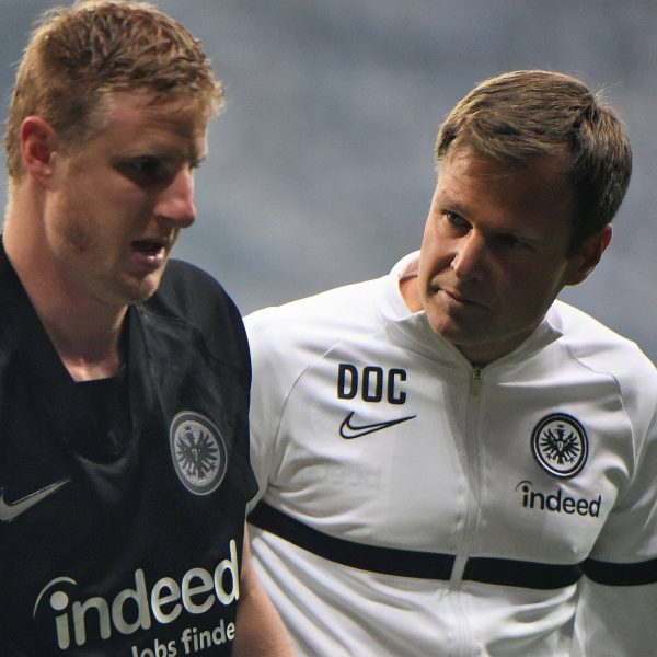  Florian Pfab war schon Teil der Sportlichen Abteilung, als noch Martin Hinteregger das Dress der SGE trug. (Foto: IMAGO/Hartenfelser)