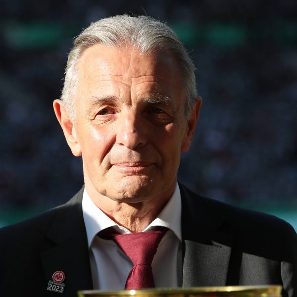  Charly Körbel hofft auf neue Führungsspieler bei der SGE. (Foto: IMAGO / Contrast)