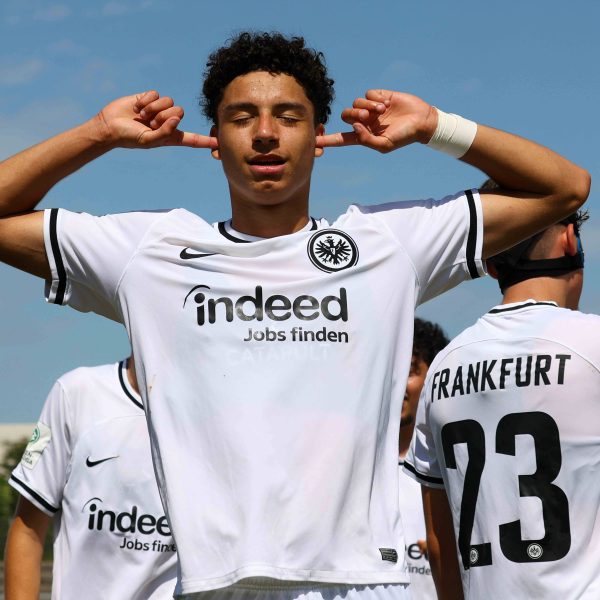  Alessandro Gaul Souza wird im nächsten Jahr einen Schritt weiter an den Herrenfußball herangeführt und für die U19 der Adler auflaufen. (Foto: IMAGO / Fotostand)