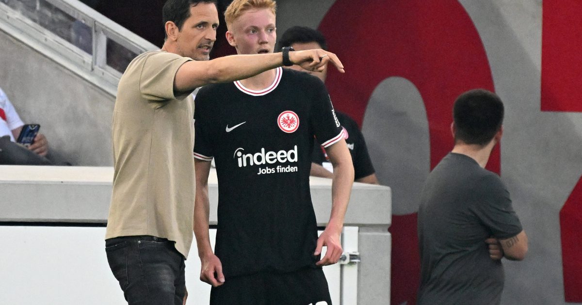  Coach Dino Toppmöller im Gespräch mit dem jungen Schweden Hugo Larsson. (Foto: IMAGO / Jan Huebner)
