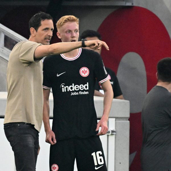  Coach Dino Toppmöller im Gespräch mit dem jungen Schweden Hugo Larsson. (Foto: IMAGO / Jan Huebner)