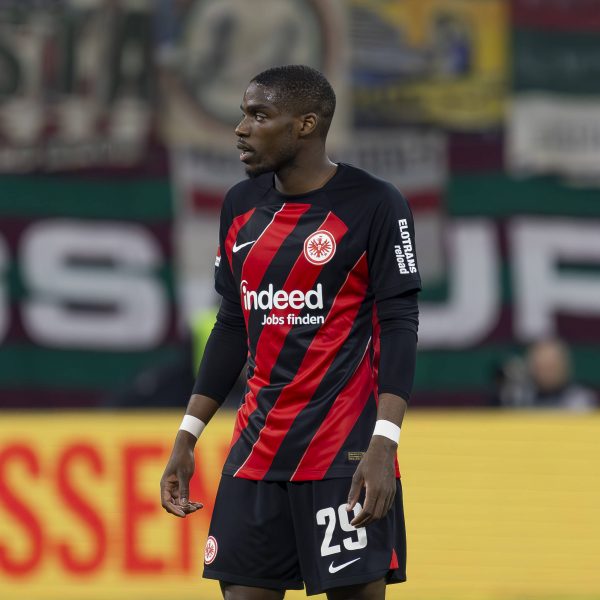  Niels Nkounkou wechselte im vergangenen Sommer zur SGE und besitzt einen Vertrag bis 2028. (Foto: IMAGO / Beautiful Sports)