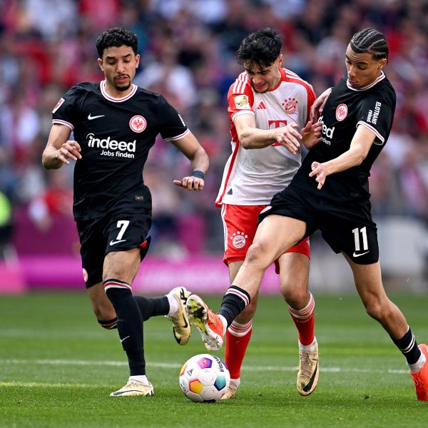  Omar Marmoush (li.) und Hugo Ekitiké (re.) kämpfen mit Aleksander Pavlovic um den Ball. (Foto: IMAGO / Ulmer/Teamfoto)