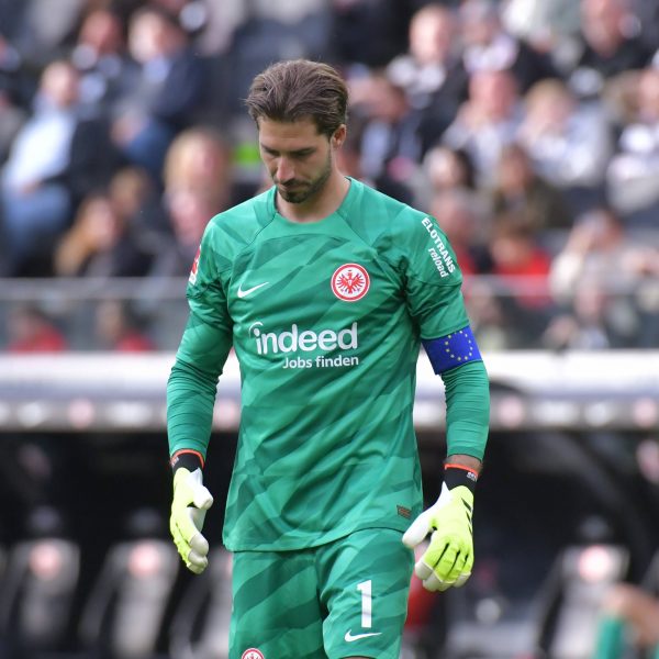  Kevin Trapp musste fünfmal hinter sich greifen. (Foto: IMAGO / Jan Huebner)