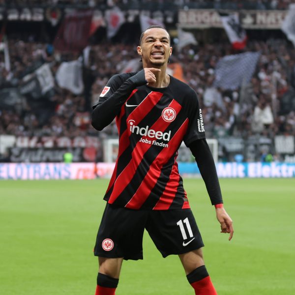  Vom Sorgenkind zum Hoffnungsträger: Erneut wurde Ekitiké zum Spieler des Spiels gewählt (Bild: IMAGO / HMB-Media)