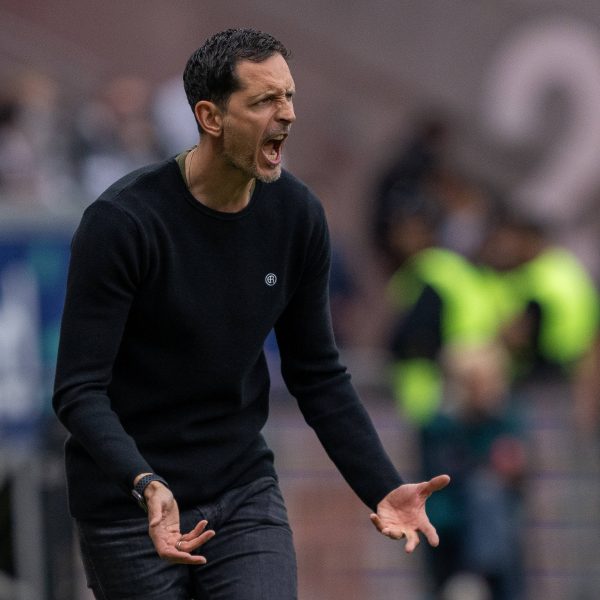  Eintracht-Trainer Dino Toppmöller verzweifelt an seinem Team. Auch gegen Bayer 04 Leverkusen waren es einmal mehr haarsträubende individuelle Fehler, die sofort zu Gegentoren führten. (Foto: imago images / Nordphoto)