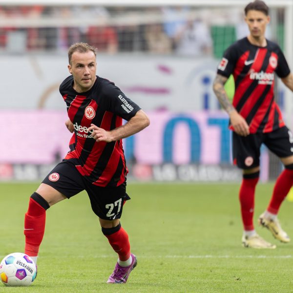  Sowohl Mario Götze, als auch Robin Koch, waren in dieser Saison Leistungsträger. Bleibt zu hoffen, dass beide wieder fit für Samstag werden. (Foto: IMAGO / Kessler-Sportfotografie)