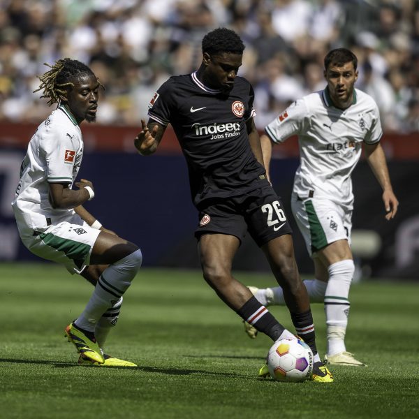  Erst der Fehler, dann das Tor: Junior Dina Ebimbe mit einem durchwachsenen Auftritt. (Foto: IMAGO / Kirchner-Media)