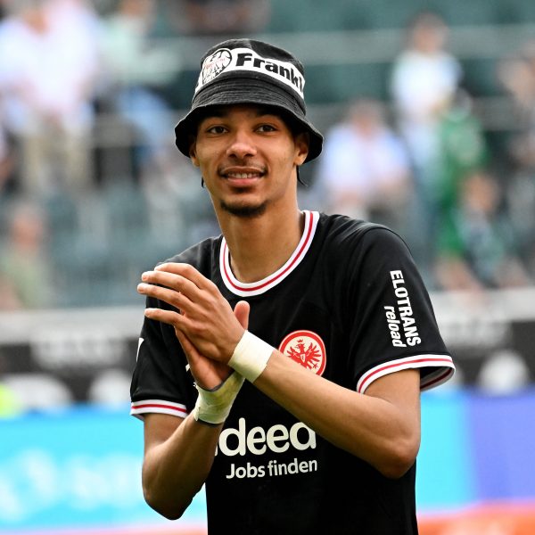  Hugo Ekitiké zeigt mit dem Fischerhut seine Zugehörigkeit zur SGE. (Foto: IMAGO / Jan Huebner)