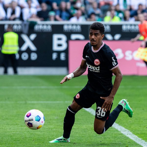  Ansgar Knauff konnte beim Auswärtsspiel in Gladbach einen guten Eindruck hinterlassen. Dennoch ärgert ihn das Unentschieden. (Foto: IMAGO / Beautiful Sports)