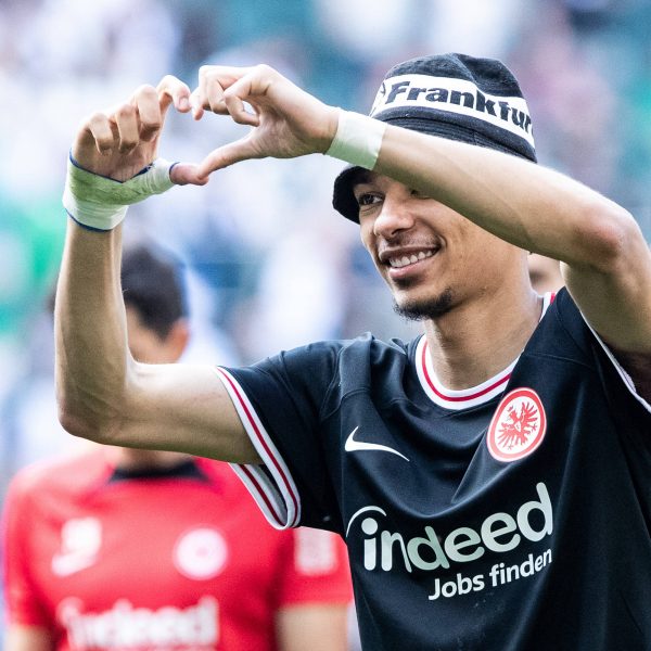  Ekitiké hat richtig Bock - der Stürmer findet sich von Woche zu Woche besser in Frankfurt zurecht. (Bild: IMAGO / BeautifulSports)