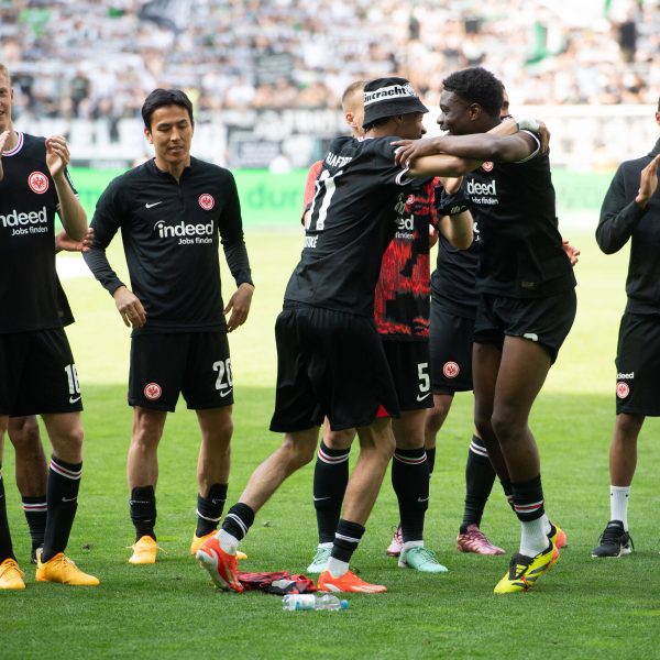  Die Eintracht kann trotz Remis die Qualifikation für Europa feiern. Die Erleichterung war nach Abpfiff groß, denn irgendwie war es wohl für alle eine seltsame Saison. (Foto: imago images / Sven Simon)