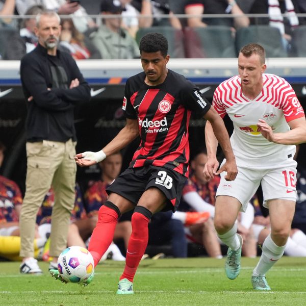  Mit 0:1 muss Eintracht Frankfurt in die Pause. Ein aus SGE-Sicht unglücklicher Elfmeter brachte den Rückstand. (Bild: IMAGO / Schüler)